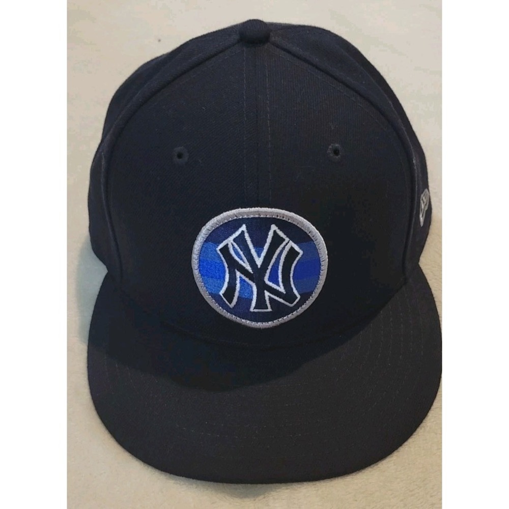 NEW YORK YANKEES NEW ERA FITTED 7 3/8 MENS HAT. NAVY BLUE COLOR - EUC